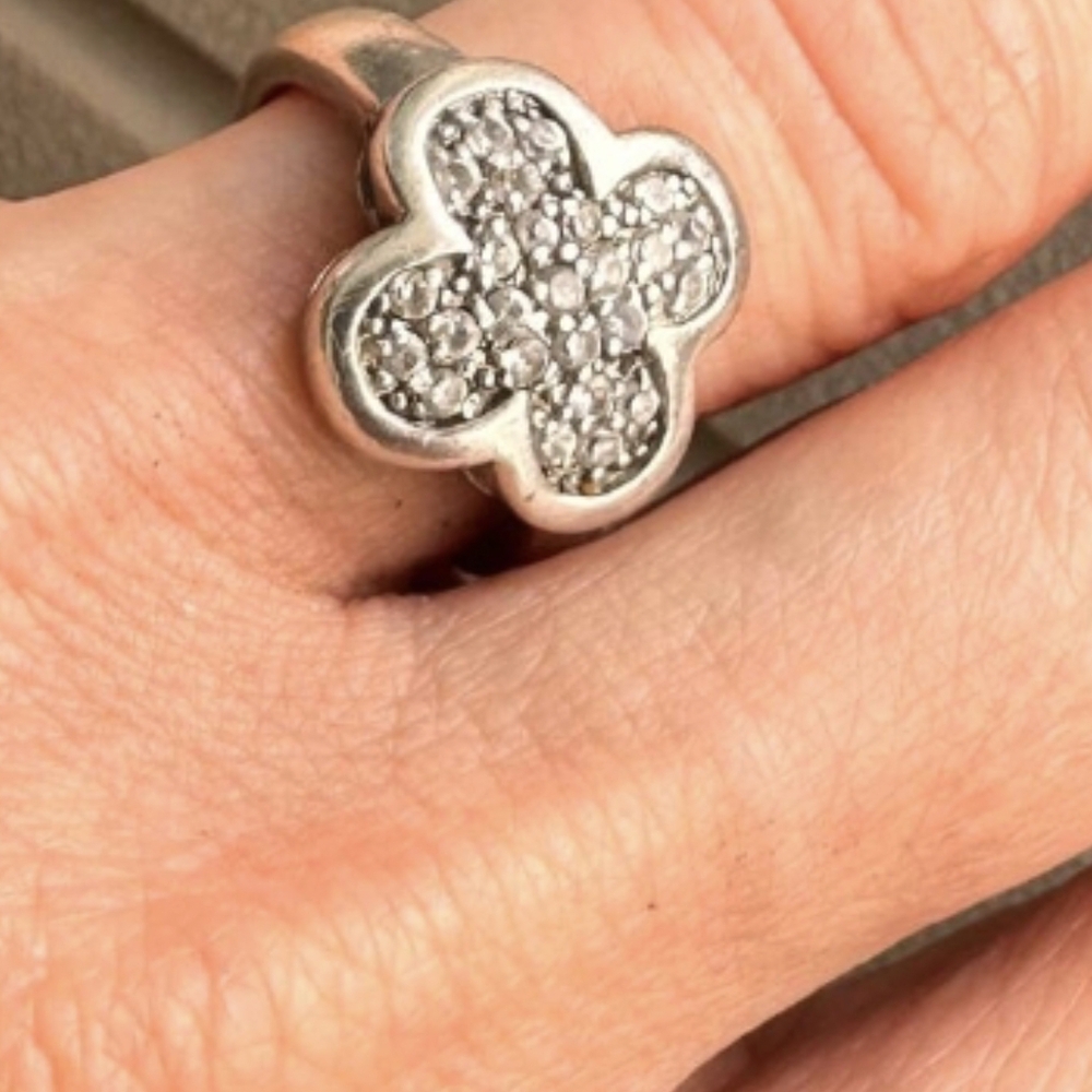 Elegant Silver And Diamonds Clover Ring